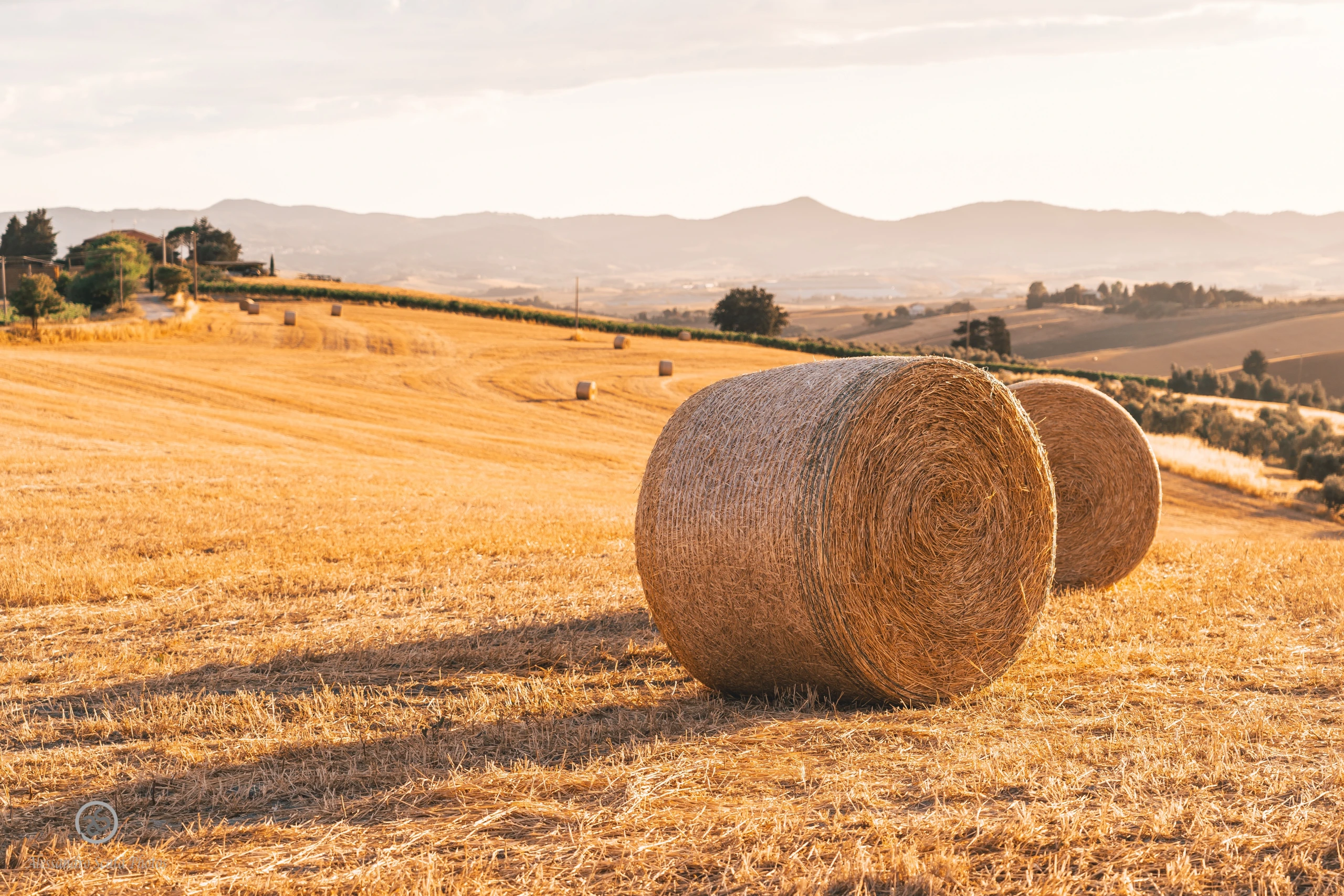 Paesaggio toscano con balle di fieno
